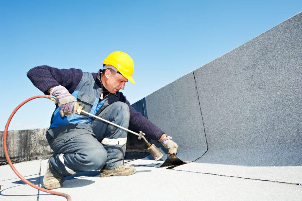 Flat roof covering works with roofing felt