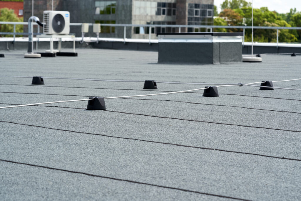 Flat roof protective covering with bitumen membrane for waterproofing