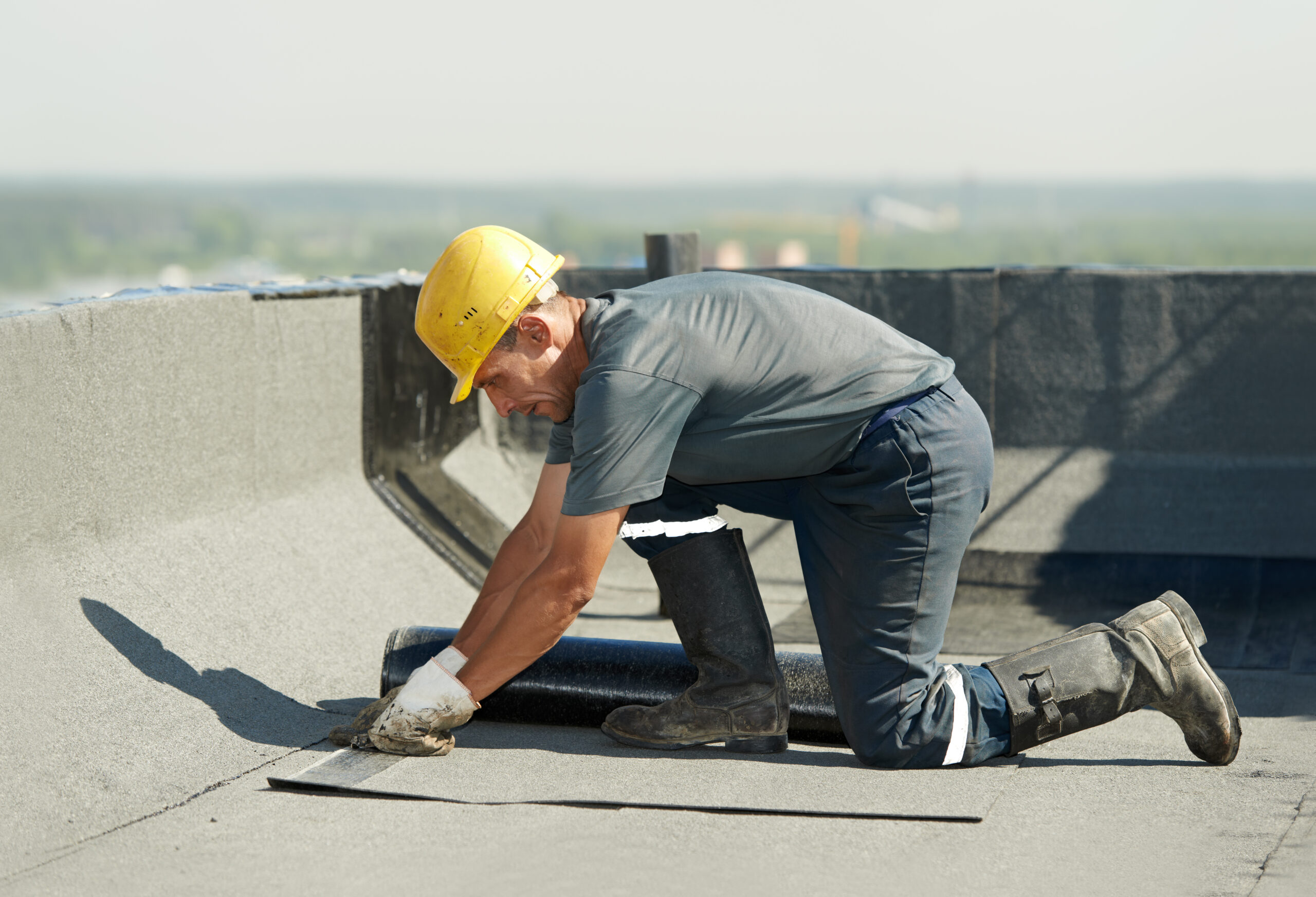 Flat roof covering works with roofing felt